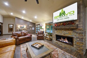 Interior - 3 BR, 3 Bath, 3 Cozy Cabins + Pickleball +Playground (Broken Bow)