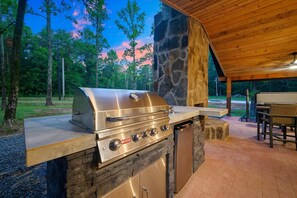 Outdoor dining - 3 BR, 3 Bath, 3 Cozy Cabins + Pickleball +Playground (Broken Bow)