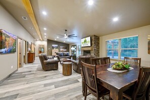 Dining - 3 BR Near Gutter Chaos - 2 Min Walk W/ Playground & Pickleball Court (Broken Bow)