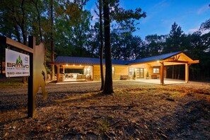 Exterior - 3 BR Near Gutter Chaos - 2 Min Walk W/ Playground & Pickleball Court (Broken Bow)