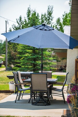 Outdoor dining - Hot Tub, King Beds, Spacious, Easy Walk Downtown (Red Lodge)