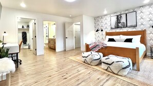 3 bedrooms, desk, iron/ironing board, travel cot - Hot Tub, King Beds, Spacious, Easy Walk Downtown (Red Lodge)
