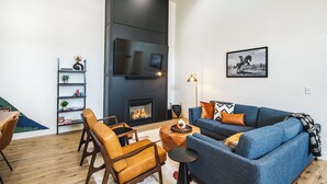 Smart TV, fireplace - Hot Tub, King Beds, Spacious, Easy Walk Downtown (Red Lodge)