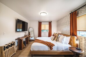 3 habitaciones, escritorio y tabla de planchar con plancha 