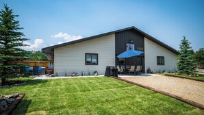 Exterior - Hot Tub, King Beds, Spacious, Easy Walk Downtown (Red Lodge)