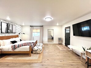 3 habitaciones, escritorio y tabla de planchar con plancha 