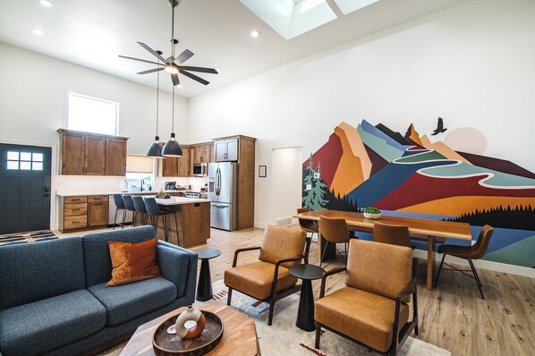 Smart TV, fireplace - Hot Tub, King Beds, Spacious, Easy Walk Downtown (Red Lodge)