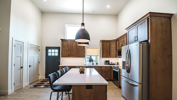 Coffee/tea maker, fridge, microwave, oven - Hot Tub, King Beds, Spacious, Easy Walk Downtown (Red Lodge)