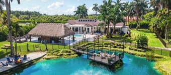 4BR Luxury Oasis: Pool, Gym & Private Lake