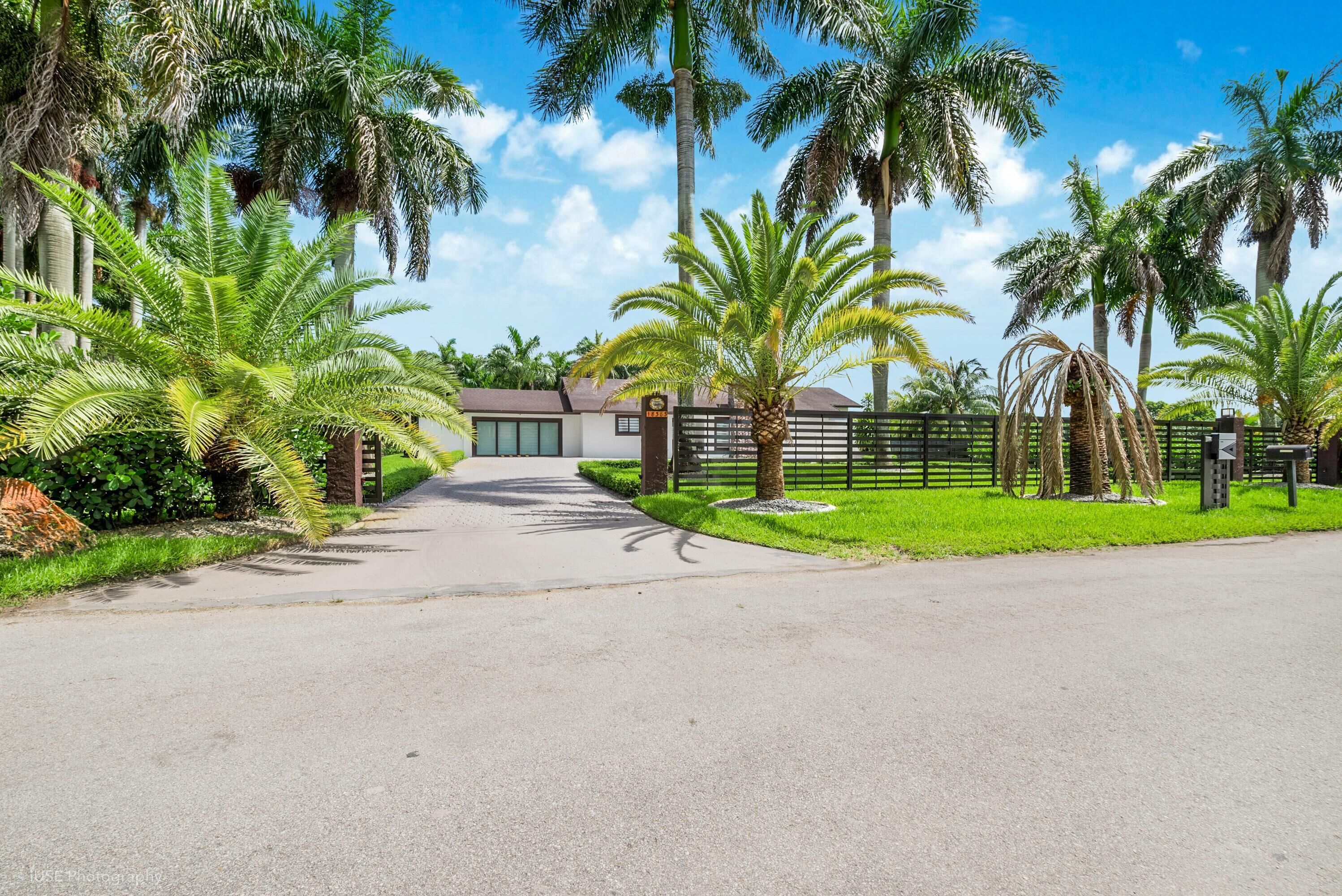 Palm Paradise Retreat: Luxury Pool, Sports Court