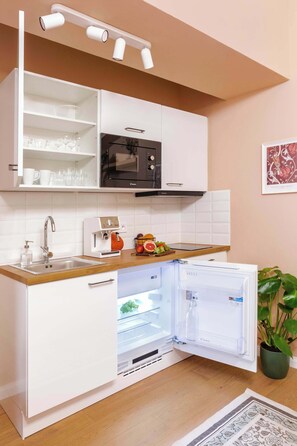 Fridge, microwave, stovetop, coffee/tea maker