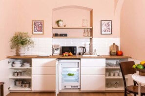 Kühlschrank, Mikrowelle, Herdplatte, Wasserkocher mit Kaffee-/Teezubehör