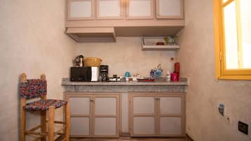 Réfrigérateur, micro-ondes, plaque de cuisson, cafetiÚre/bouilloire