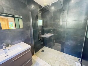 Dusche, Haartrockner, Handtücher