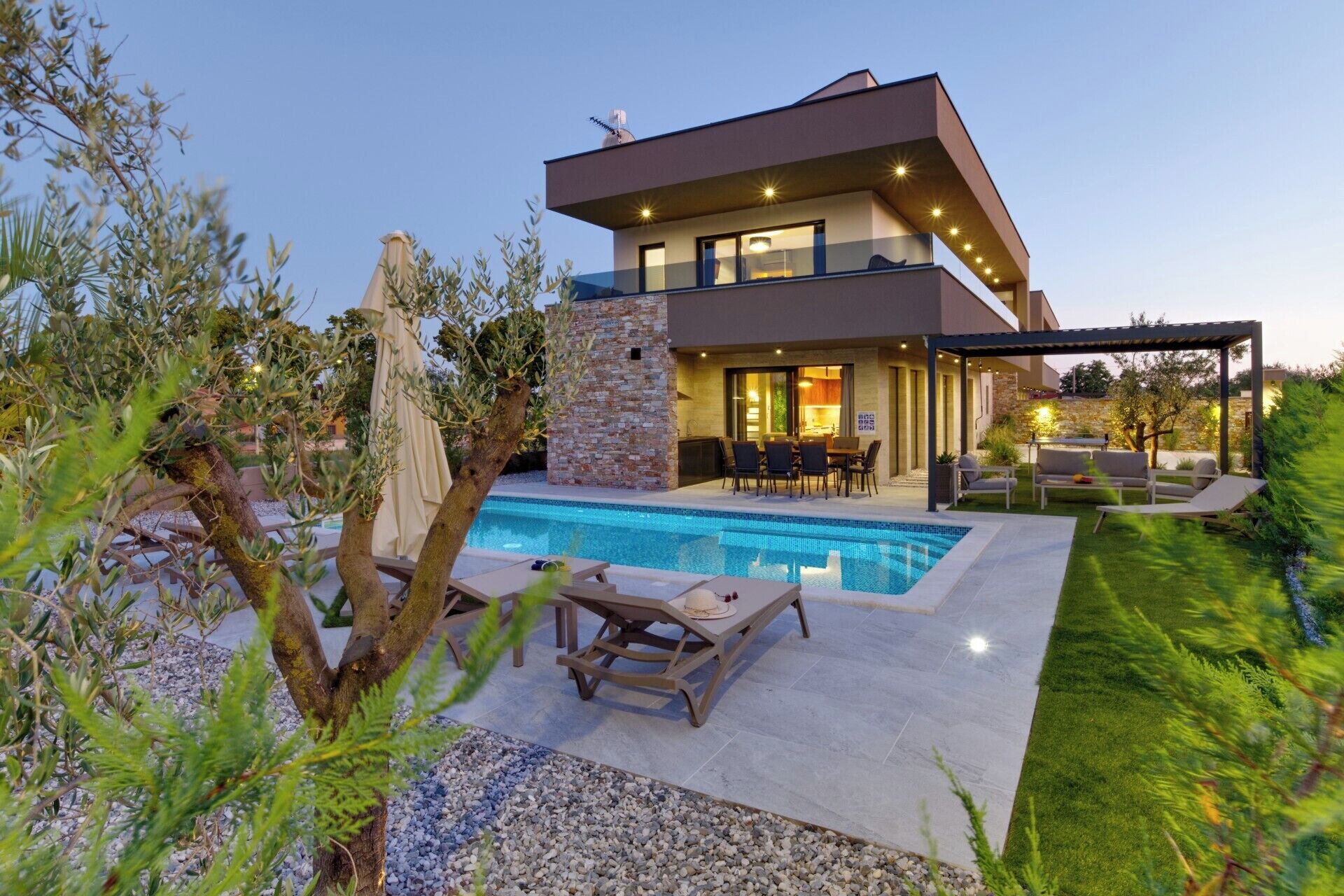 حمّام سباحة مُدفَّأ