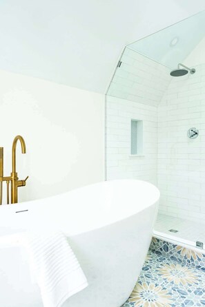 Een douche, een haardroger, handdoeken, shampoo