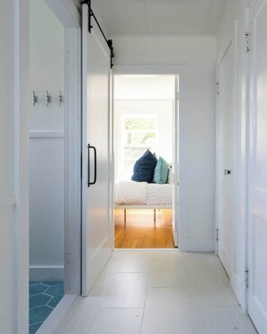 Interior - Charming Waterfront Cottage (Narragansett)