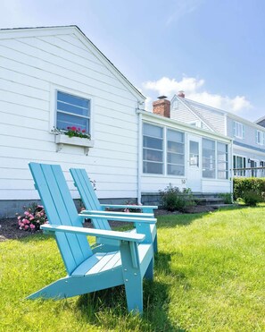 Property grounds - Charming Waterfront Cottage (Narragansett)