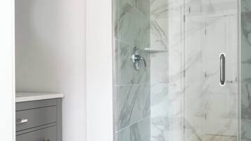 Dusche, Haartrockner, Handtücher, Shampoo
