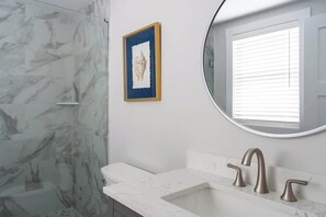 Doccia, asciugacapelli, asciugamani, shampoo