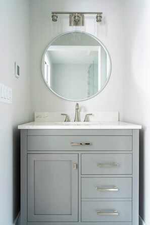Douche, sèche-cheveux, serviettes fournies, shampoing