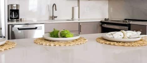 Réfrigérateur, four à micro-ondes, un four, surface de cuisson