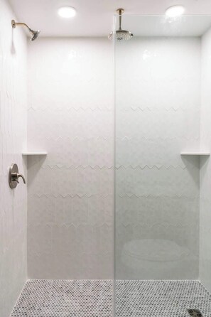 Een douche, een haardroger, handdoeken, shampoo