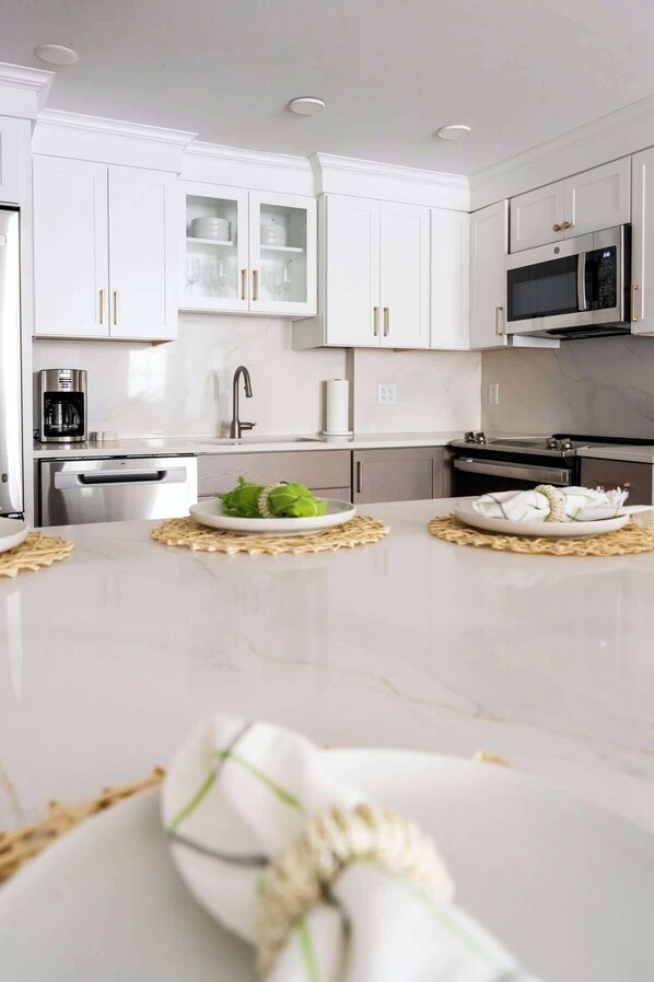 Fridge, microwave, oven, stovetop - NEW! Heart of downtown 2bed 2bath (Newport)