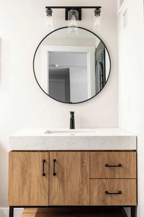 Shower, hair dryer, towels - NEW! Heart of downtown 2bed 2bath (Newport)