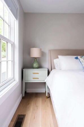 2 bedrooms, WiFi, bed sheets - NEW! Heart of downtown 2bed 2bath (Newport)