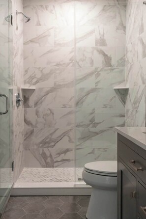 Douche, sèche-cheveux, serviettes fournies