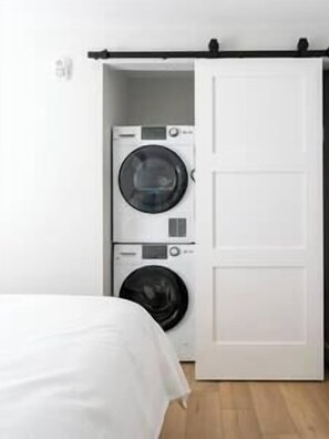 7 bedrooms, WiFi, bed sheets