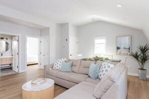 TV - Franklin Street Condos (Newport)