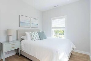 7 bedrooms, WiFi, bed sheets - Franklin Street Condos (Newport)