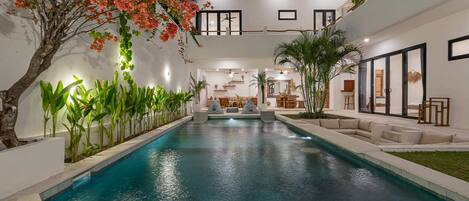 Una piscina al aire libre