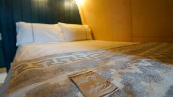 1 bedroom, travel crib, bed sheets