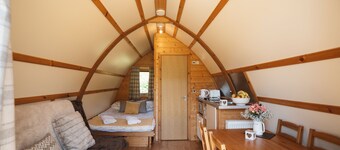 Cosy Rural Cabin With Hot Tub