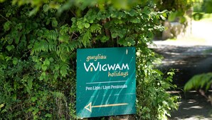 Indicador de direcció per a 'gwyliau VIVIGWAM holidays' que apunta cap a 'Pen Llyn / Llyn Peninsula'.
