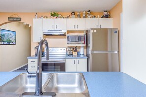 Frigorifero, microonde, forno, piano cottura