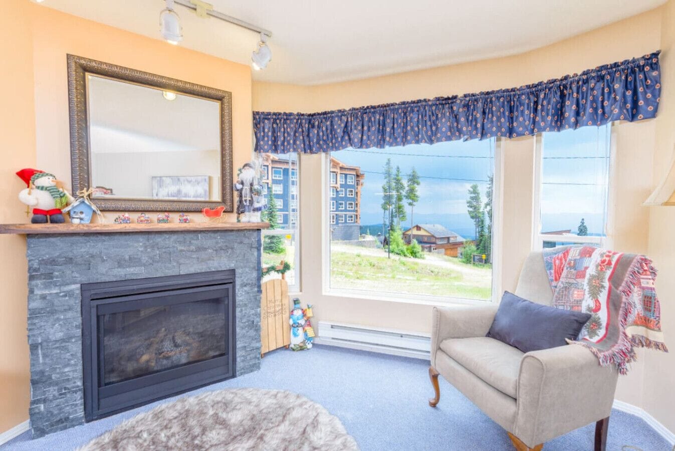 Télévision, cheminée