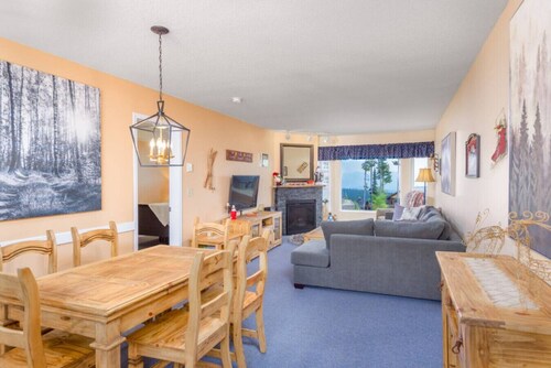 Ski-In/Ski-Out Family Condo with outdoor pool