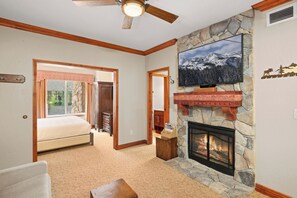 Tabla de planchar con plancha, wifi gratis y ropa de cama