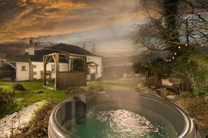 Outdoor spa tub - Worvas Counthouse -  Country Cottage - Hot Tub - Pet Friendly (St Ives)