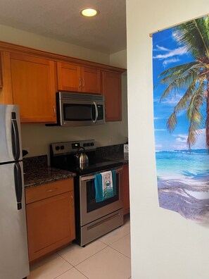 Frigorífico, microondas, horno y placa de cocina