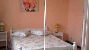 1 habitación, tabla de planchar con plancha, wifi gratis y ropa de cama