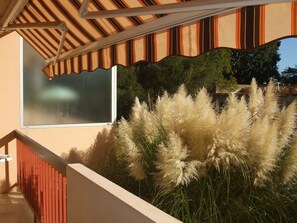 Property grounds - Apartment 'Pieds Dans L'eau' with Shared Garden, Balcony and Wi-Fi (La Seyne-sur-Mer)