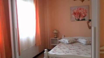 1 slaapkamer, een strijkplank/strijkijzer, gratis wifi, beddengoed