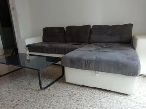 TV - Apartment 'Pieds Dans L'eau' with Shared Garden, Balcony and Wi-Fi (La Seyne-sur-Mer)