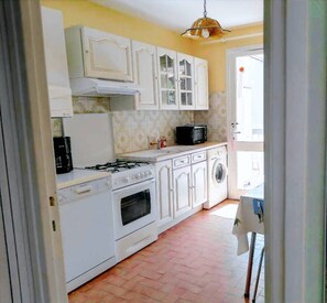 Fridge, microwave, oven, stovetop - Apartment 'Pieds Dans L'eau' with Shared Garden, Balcony and Wi-Fi (La Seyne-sur-Mer)