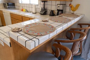 Kylskåp, mikrovågsugn, ugn och spishäll